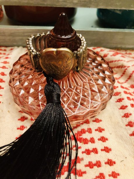 安提戈kd和银手镯作为礼物图片下载