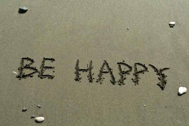 在潮湿的沙滩上快乐图片下载