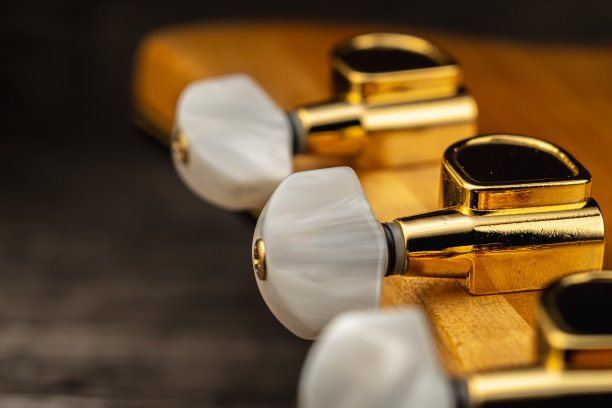 木制的旧木吉他头。宏观照片。图片下载