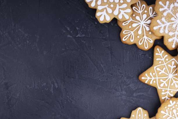 圣诞姜饼的形式雪花在一个黑暗的背景，俯视图图片下载