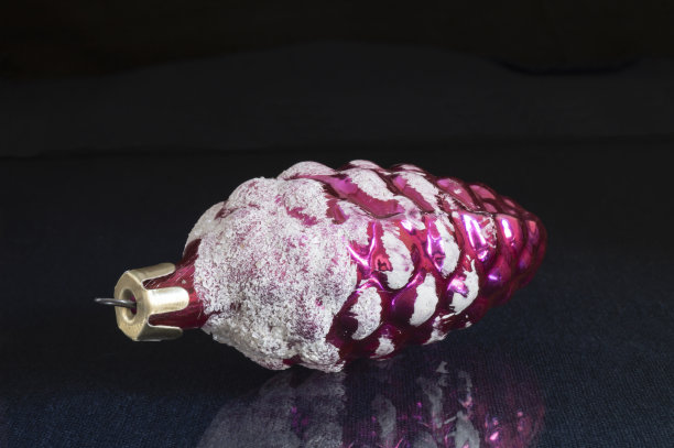 旧玩具冷杉树在黑色的背景图片下载