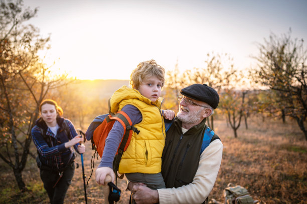 和家人一起徒步旅行图片下载