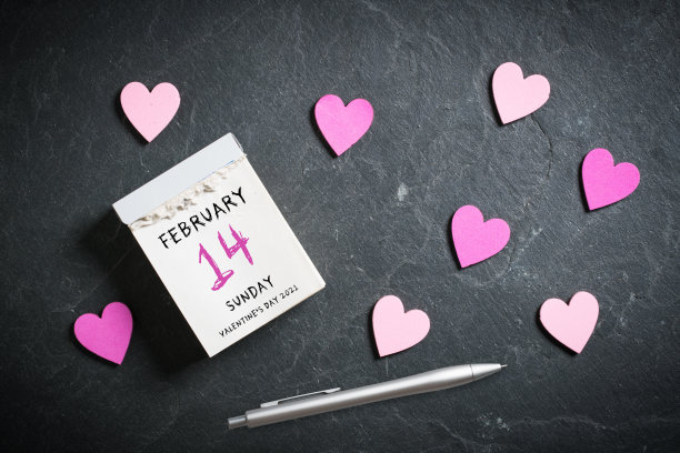 把2021年情人节的日历撕下来放在石板背景上图片下载