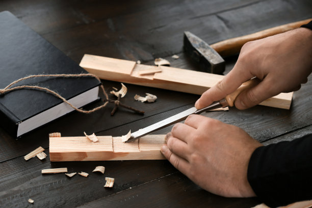 在桌子上自制一个木制十字架图片下载