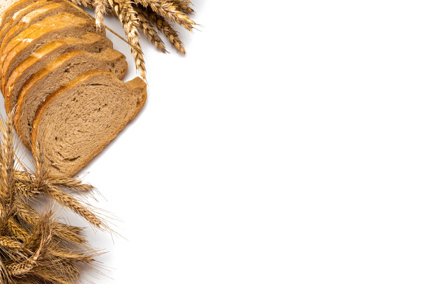 美味的面包。在白色背景上单独种植小麦穗或穗的乡村传统面包的新鲜面包。用硬面包和面包屑做的黑麦面包。自制烘焙。图片下载