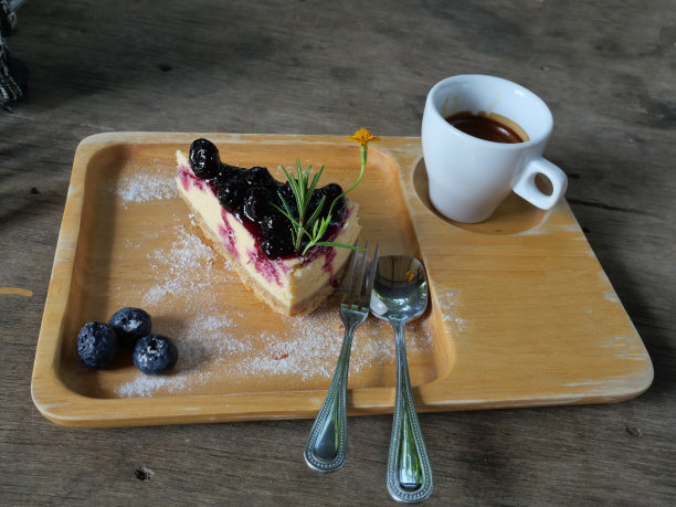 在白色的杯子里撒上蓝莓糖浆和浓咖啡图片下载