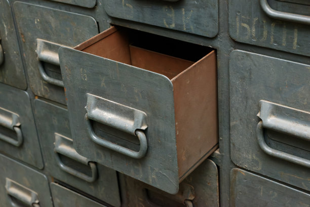 有抽屉的灰色旧金属柜，一个抽屉打开了图片下载