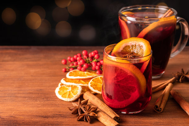 德国传统冬季圣诞市场新年假期节日喝Gluhwein热甜温热红酒香料柑橘芳香肉桂八角图片下载