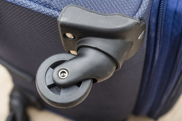 修理带轮子的箱包。旅行箱的细节图片下载