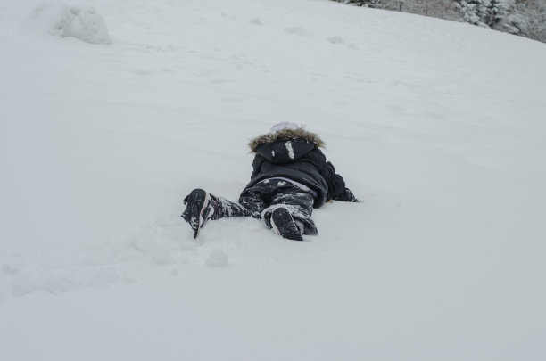 冬天和快乐的童年图片下载