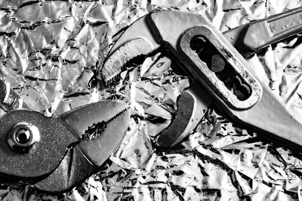 水泵钳口张开的旁边是黑白的组合钳图片下载