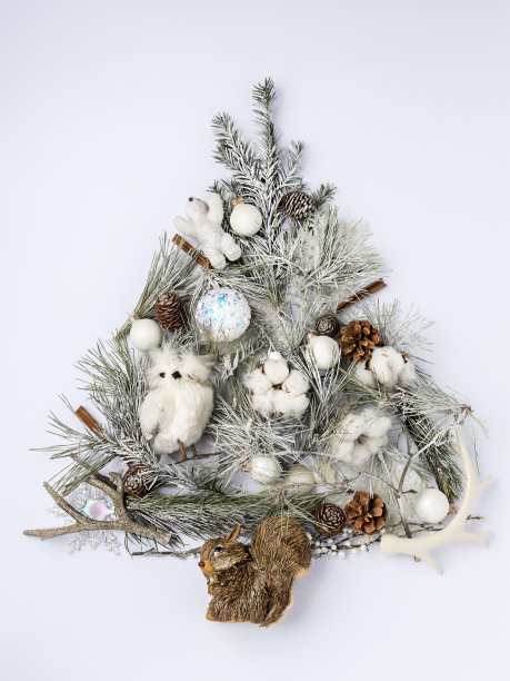 圣诞树装饰以松树、雪、棉花、北极熊和猫头鹰为背景图片下载