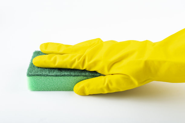 洗盘子用的海绵。手放在乳胶手套上隔离白色。手势或符号孤立在白色。清洁和清洁的概念。图片下载