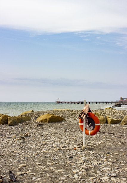 橙色和白色救生圈和救生衣，带浮标的绳索。具有水上(海上、海洋)急救属性的帖子。图片下载
