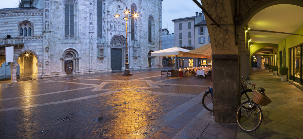 黄昏时分，大教堂的门廊和入口。图片下载