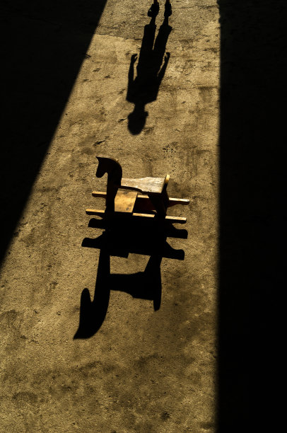 摇摆木马玩具。童年的梦想图片下载