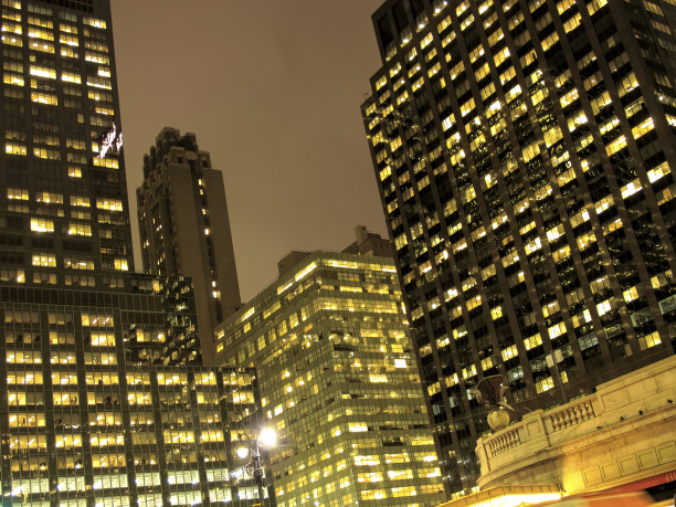 晚上曼哈顿繁华街道上高耸的办公大楼图片下载