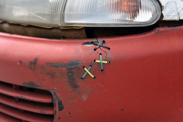 汽车保险杠上的裂缝图片下载