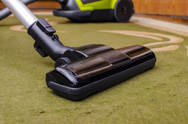 关闭吸尘器清洁地毯在家里。图片下载