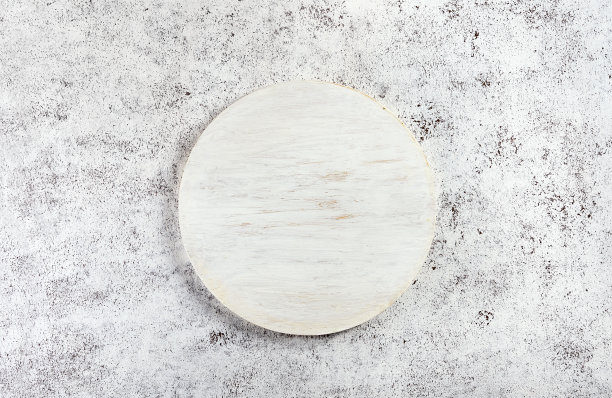 木质的白色砧板在浅色的石头背景上图片下载