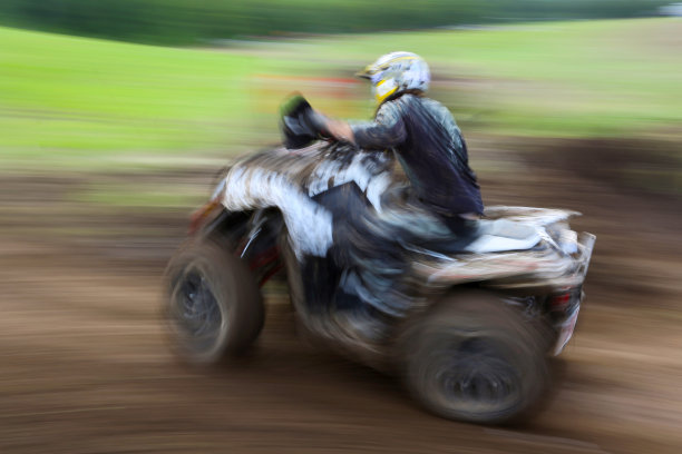 ATV骑士具有模糊运动图片下载