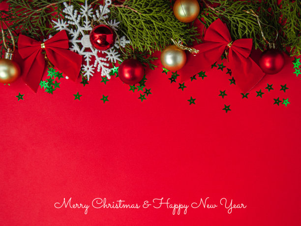 创意圣诞作文，圣诞框架上的红色背景，邀请，平lay，俯视图图片下载