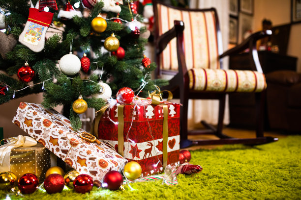 一棵装饰过的圣诞树，下面有礼物图片下载