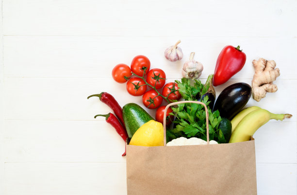 白色背景上装满健康食品的纸袋。生态购物和食品配送理念。“零浪费”的概念。“n图片下载