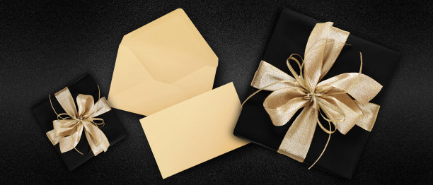 礼品卡，顶视图包裹的礼物包裹与金色丝带蝴蝶结，信封和贺卡，孤立在黑色背景图片下载