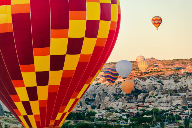热气球在空中。图片下载