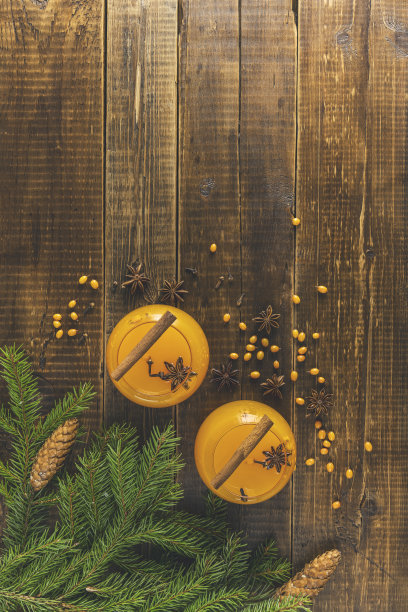 沙棘温维生素茶在玻璃杯上，在深色的木板上，俯视图，为你复制文字空间图片下载