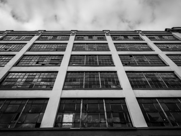 废弃的破旧工业建筑图片下载