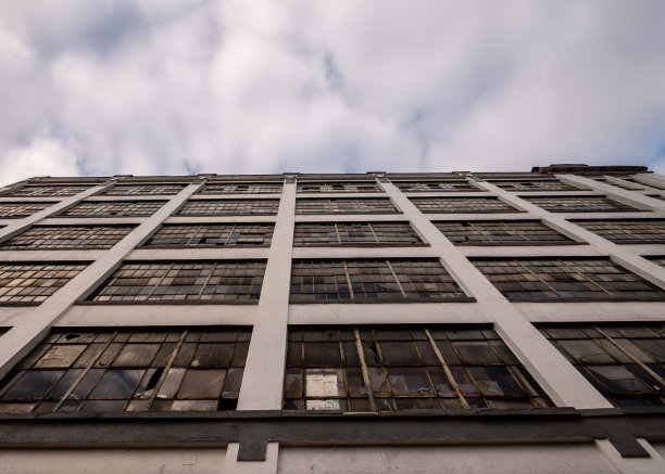 废弃的破旧工业建筑图片下载