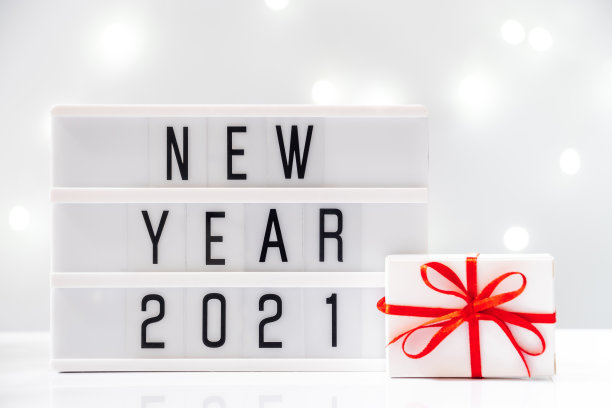 板与文字和礼盒的背景散焦。2021年新年概念。图片下载