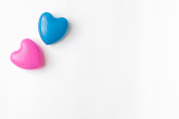 两颗心躺在白色的背景上。情人节的概念，家庭，幸福的情侣。副本的空间。情人节贺卡。爱与家庭观念。图片下载