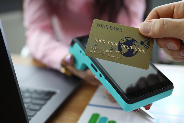 男人进行无现金支付，手里拿着金卡。图片下载