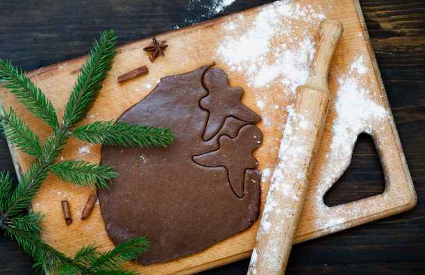 在隔离期间在家做姜饼人。圣诞节的心情。图片下载