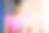 穿着粉色t恤的美女站在健身房里，手里拿着手机。图片下载