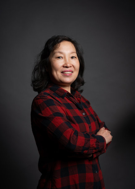 高级女性喜欢深色背景图片下载