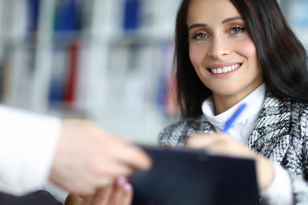 男子手里拿着文件夹，给医生处方签字。图片下载