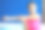 美女拉着她的手往旁边拉。图片下载