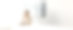 年轻女子在明亮的办公室里用笔记本电脑工作，后面有一个大屏幕图片下载