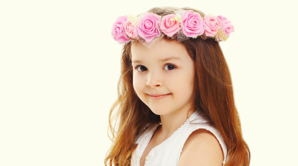 肖像近距离美丽的小女孩与花环的头孤立在一个白色的背景图片下载