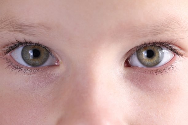 特写婴儿的眼睛和眉毛看起来很直。图片下载