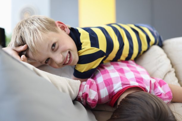 快乐的孩子们在沙发上玩耍。图片下载