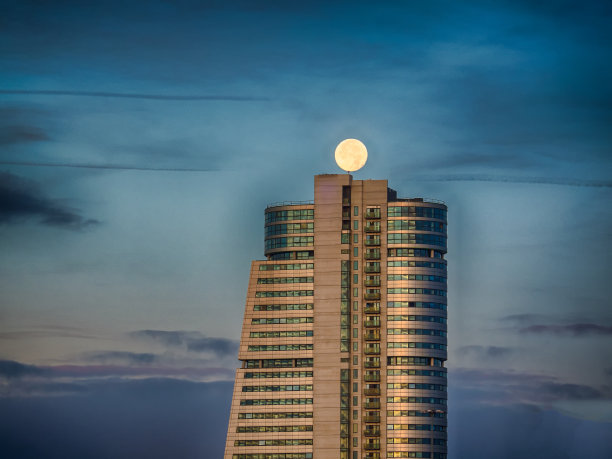 布里奇沃特广场的满月塔，利兹，西约克郡，英国图片下载