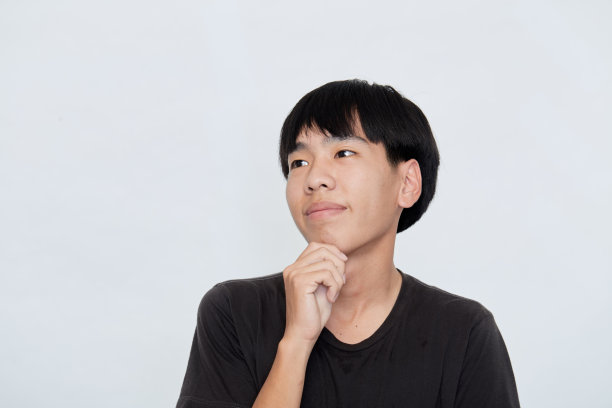 一个自信的亚洲年轻人的肖像图片下载