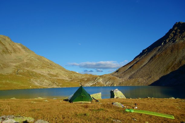 露营在Jöri湖称为Jöriseen在一个贫瘠的山区景观的心脏，瑞士阿尔卑斯山，靠近瑞士达沃斯图片下载
