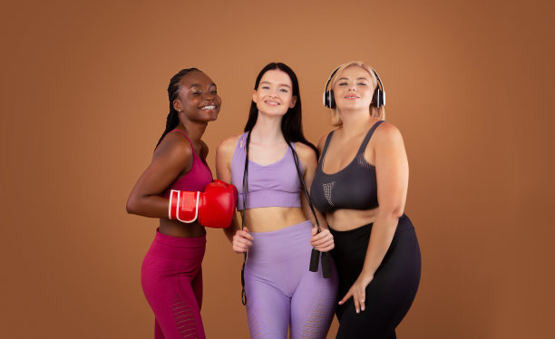 每个人的运动。多民族女性朋友的肖像在运动装图片下载