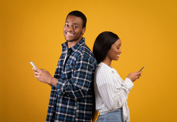 网上约会，爱情，设备和社交网络图片下载